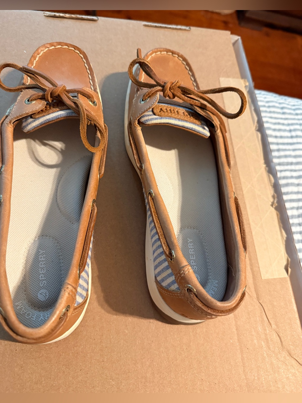NEVER WORN!! Women’s Tan Leather Sperry Boat Shoes with Blue Stripe Detail - Picture 5 of 6